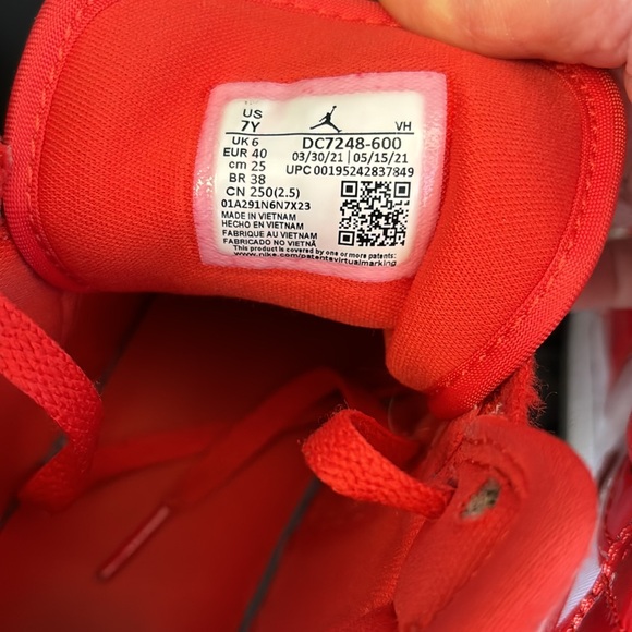 Jordan 1 mid. Great condition with no creasing. Size 7Y - Picture 4 of 4